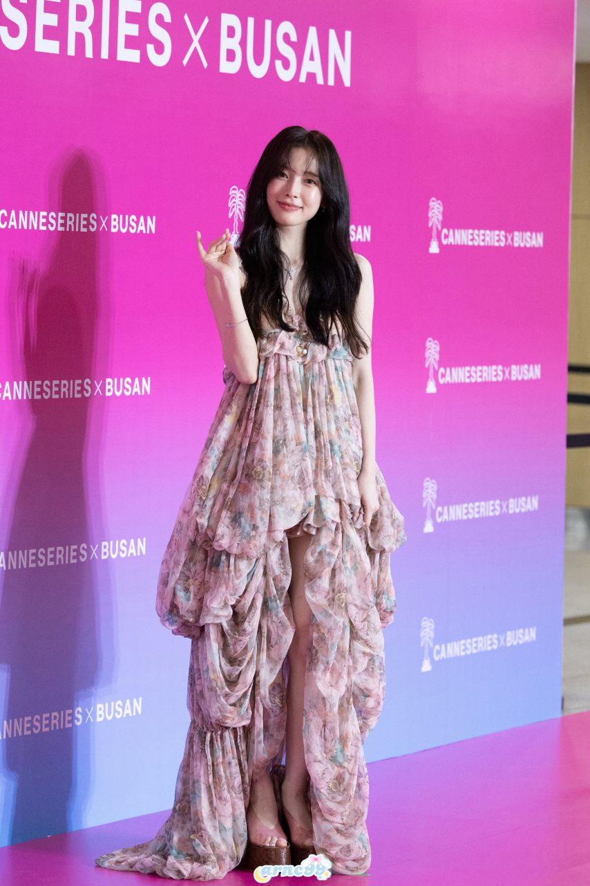 화사한 꽃무늬 드레스 요망한 가슴골 뽀얀 허벅지 각선미 아린