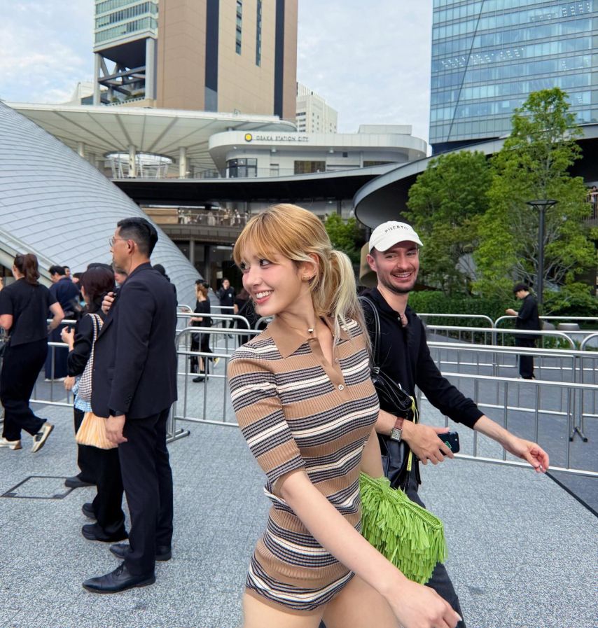 거의 수영복 수준의 줄무늬 레오타드 의상 전소미 아찔한 야벅지