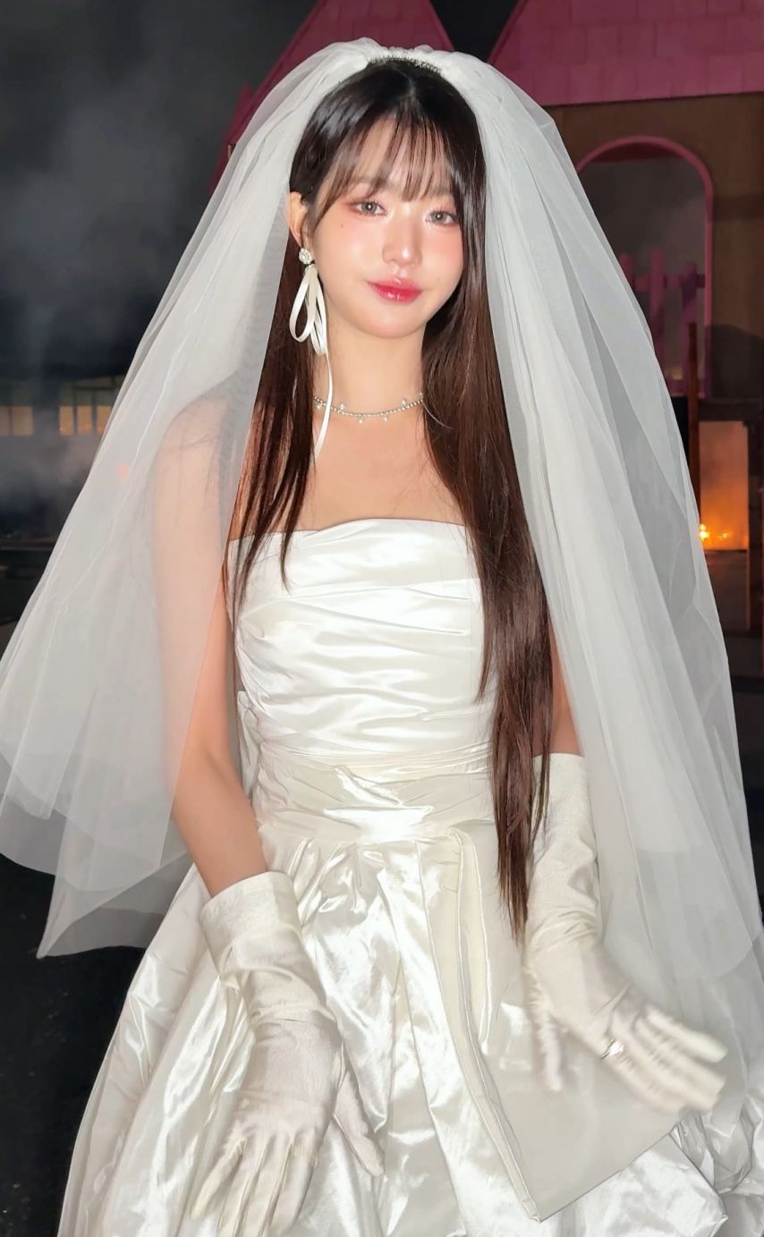 순백색 면사포 + 웨딩드레스를 입은 공주님 장원영 미친 미모