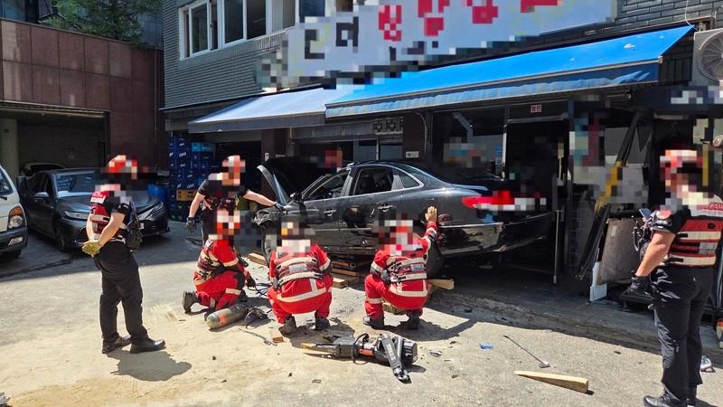 [단독] 서울 강남서 80대 여성이 몰던 승용차 식당으로 돌진…4명 병원 이송