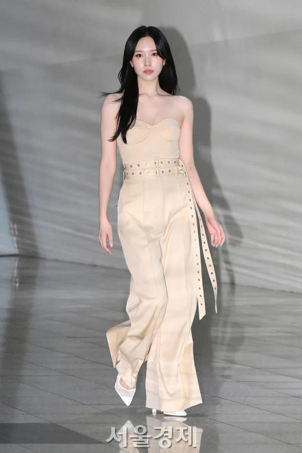 행사장 들어서는 트와이스 미나 고급진 섹시미