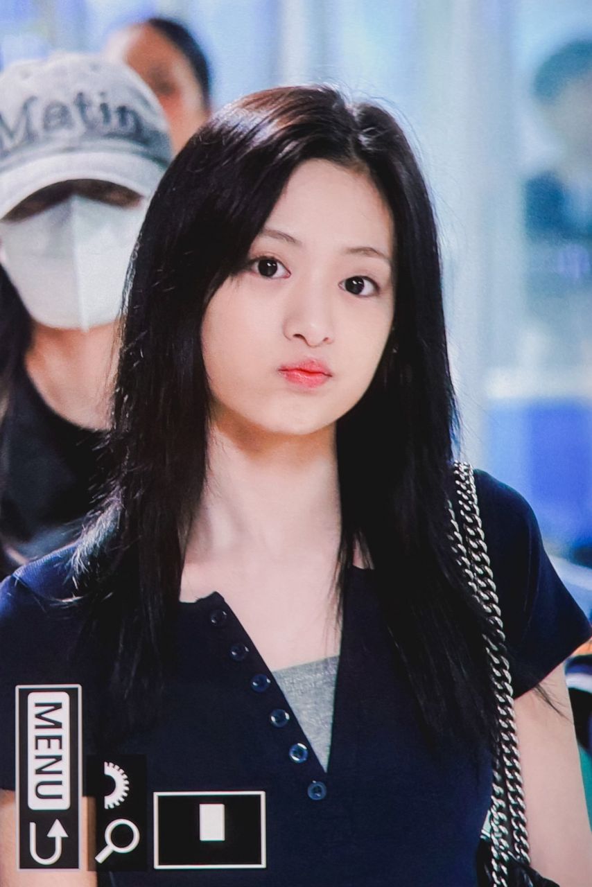 끈나시 무대 의상입은 베이비몬스터 아현