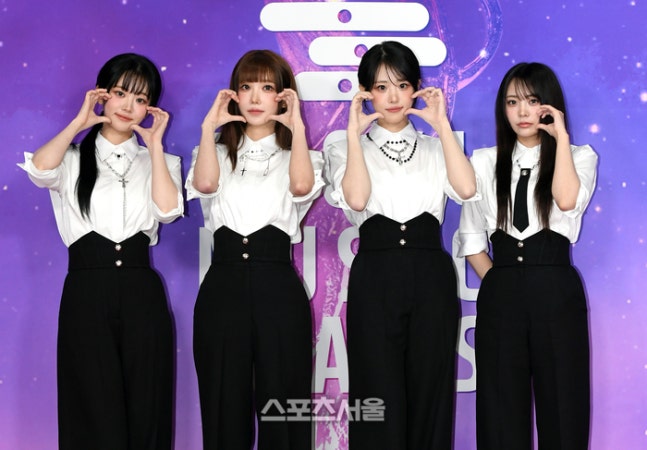 긴장한 QWER  서가대