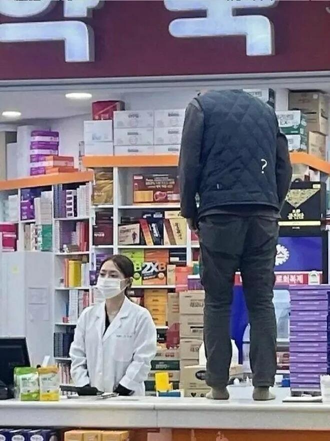 약국 카운터 위에 올라선 남자 짤의 진실