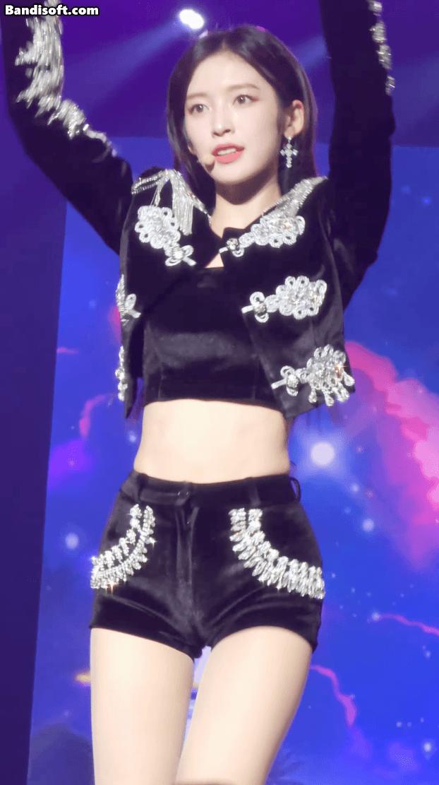 블랙벨벳 핫팬츠 보드라운 하체 핏을 자랑하는 오마이걸 아린