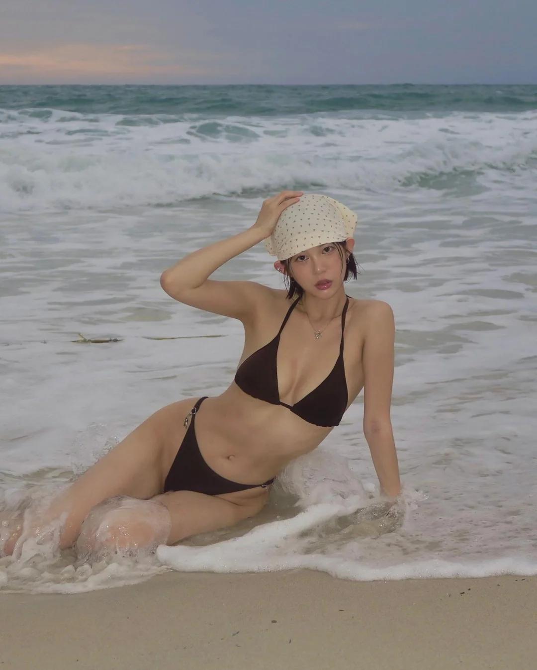 (전) 모모랜드 데이지...과감한 브라운 컬러 끈비키니 몸매