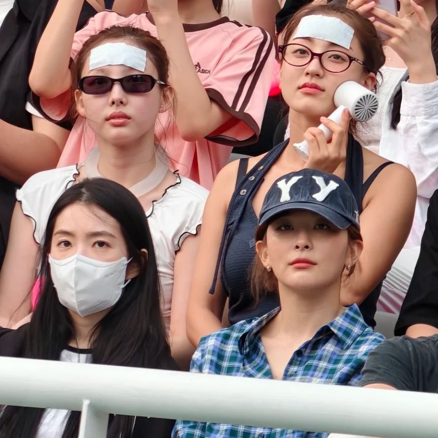 폭염 속 블핑 콘서트 간 트와이스 지효 묵직한 남색 끈나시 가슴골