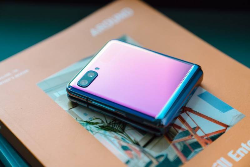 현재 갤럭시 플립 유저들이 경악 중이라는 신작 미감