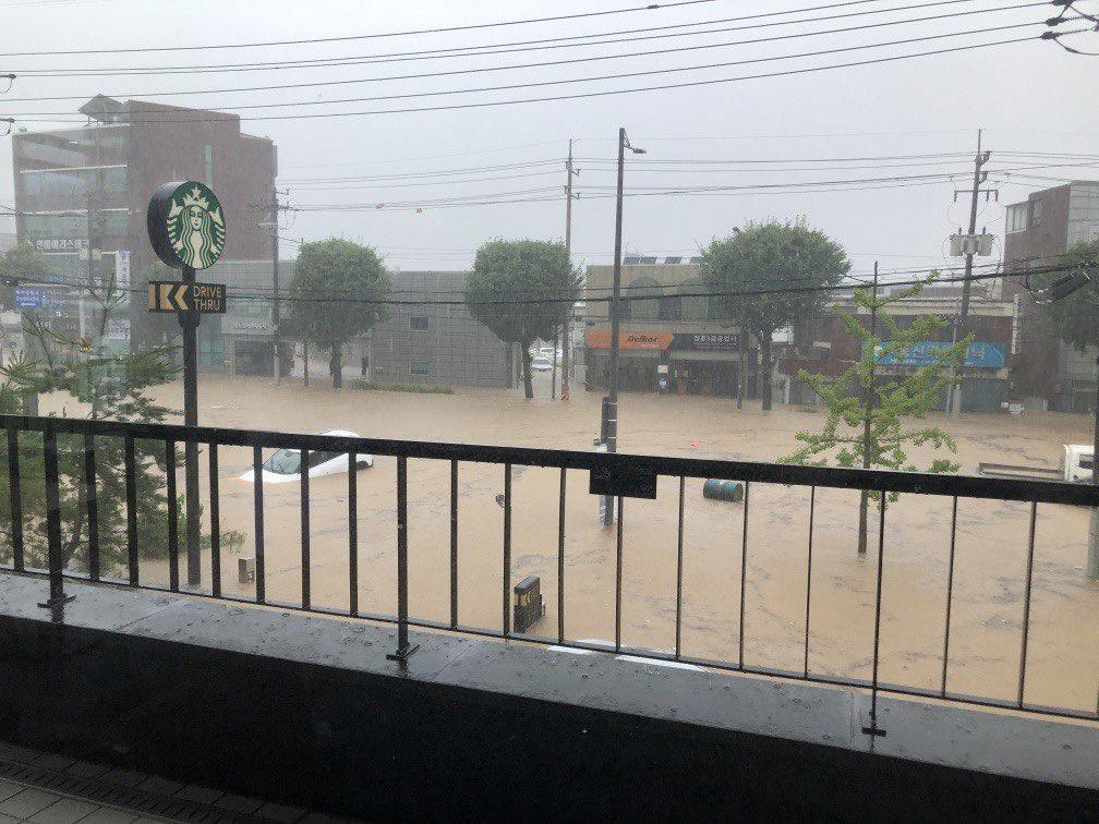 폭우에 잠겨버린 광주 신안동 스벅 ㄷㄷㄷㄷ
