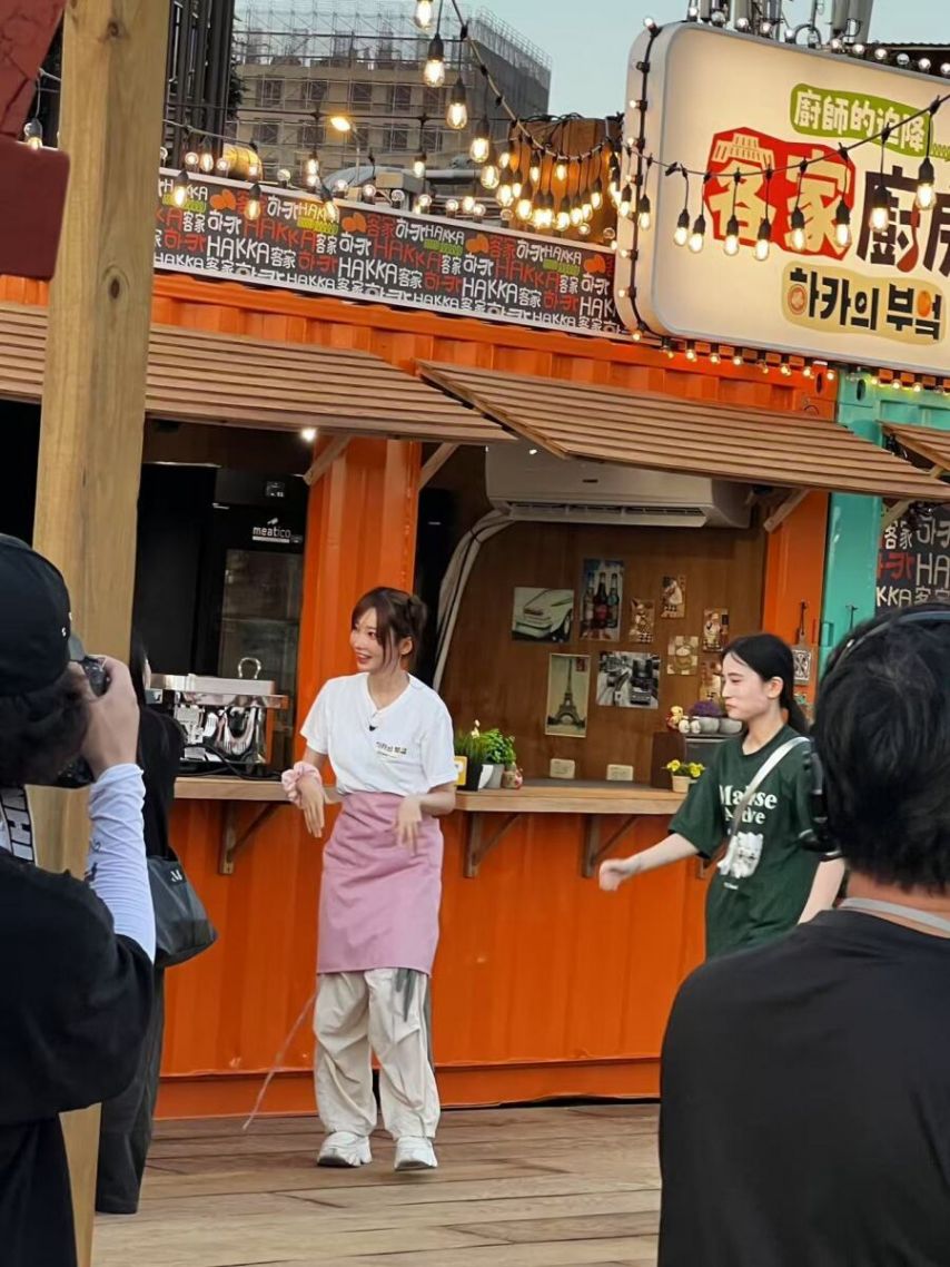 대만방송 촬영하고 있는 QWER