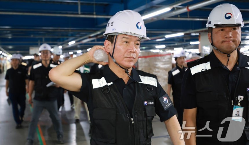 쿠팡 물류센터 불시점검 간 노동부장관 표정 ㅋㅋㅋ