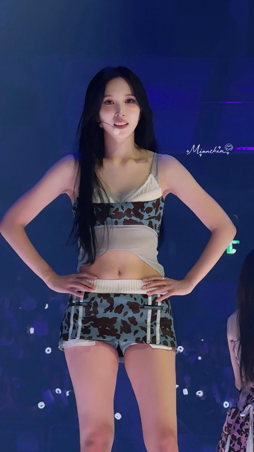 파란 호피무늬 끈나시 11자 복근과 배꼽 뽐내는 트와이스 미나