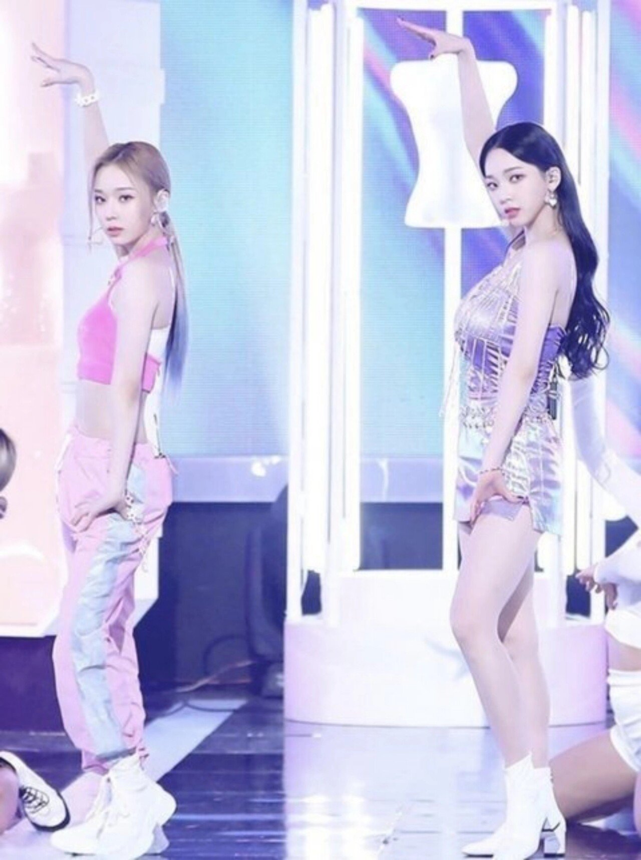 보면 뭔가 재밌다는 카리나 윈터 투샷