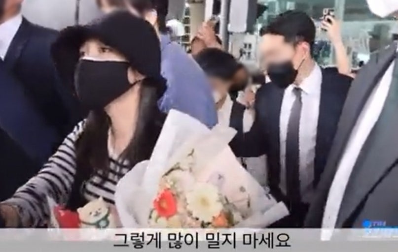 팬을 밀친 경호원 혼내는 아이유