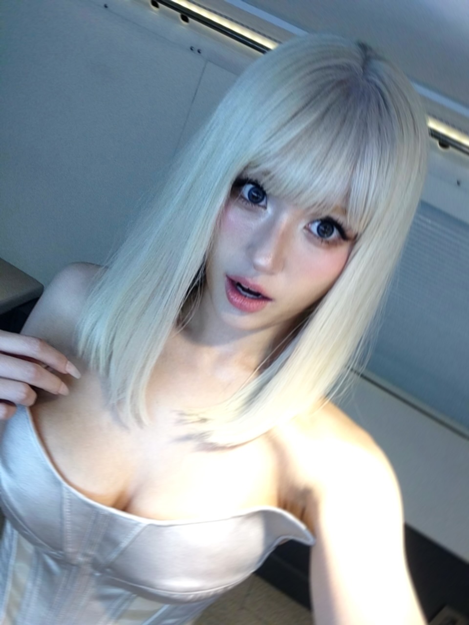 금단발 전소미 위에서 찍은 살색 코르셋...초대박 가슴골 출렁 노출