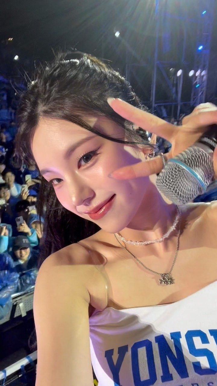 아카라카에서 관객 폰으로 셀캠 찍어준 ITZY 포니테일 예지 미모