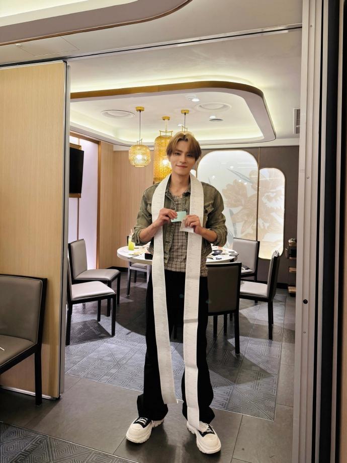 아이돌 커뮤에서 화제라는 남자 아이돌 생일파티