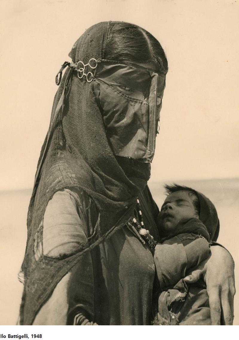 아기를 안고 있는 베두인족 어머니