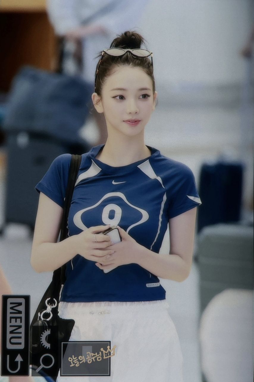 두상이 엄청 이쁜 카리나...브라가 은근히 비치는 묵직한 나이키 티