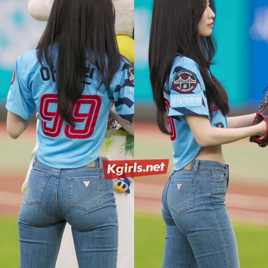 시구하는 오마이걸 아린 청바지를 뚫고 나오는 매력 덩어리