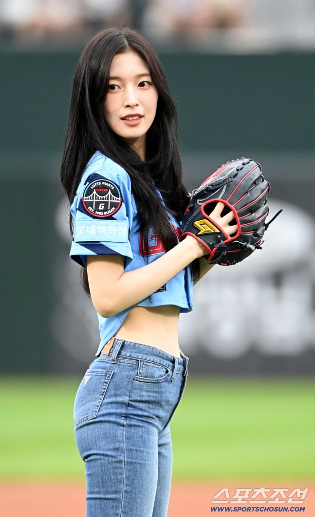 롯데 시구하러 간 아린...엉밑살 + 팬티자국이 비치는 요망한 청바지핏