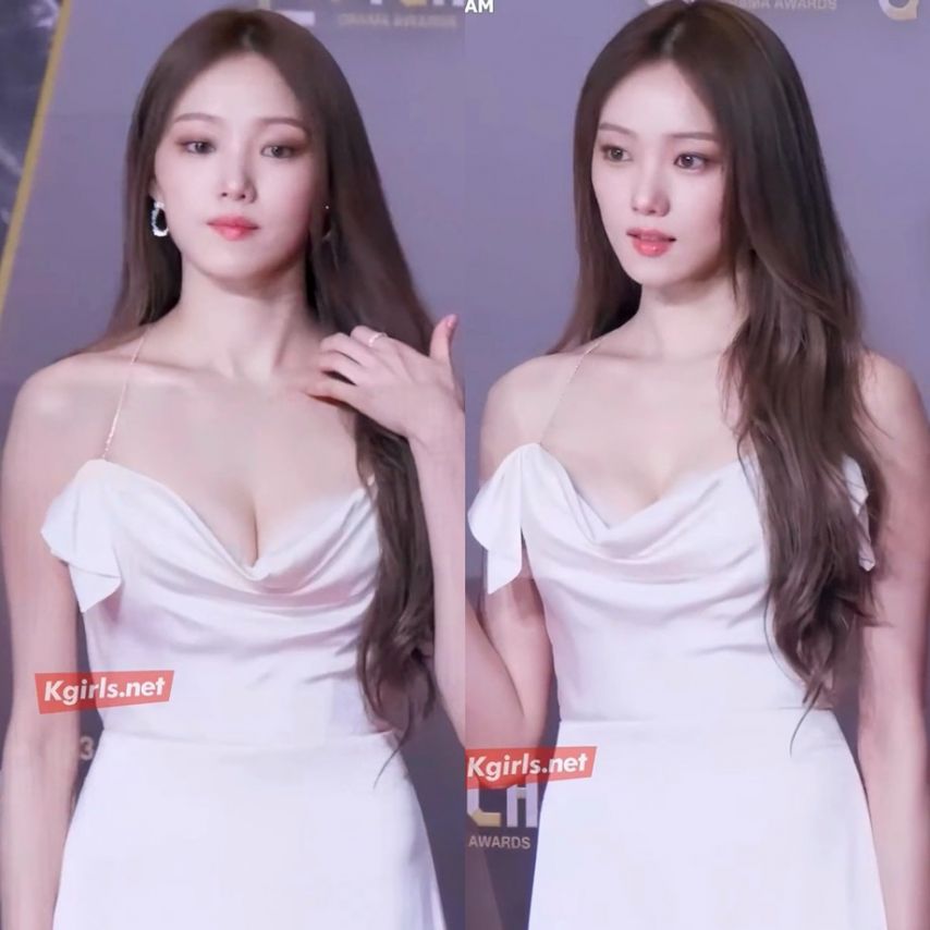 배우 이성경 순백의 화이트드레스 뽀얀 가슴골 노출.mp