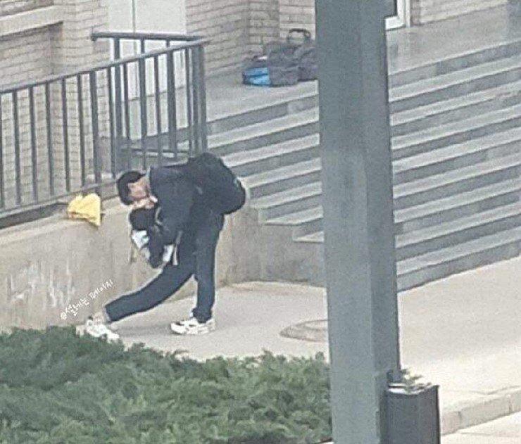 "그녀의 허리가 활처럼 휘었다".