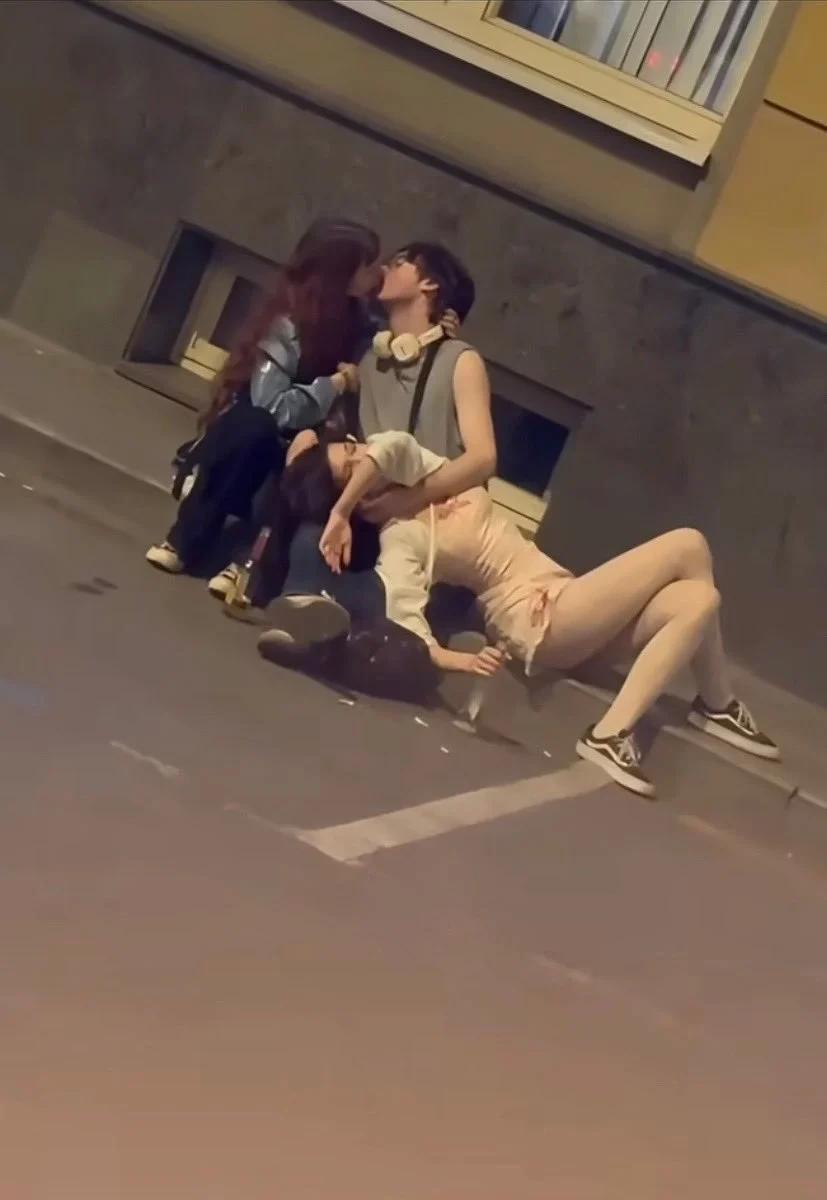 일본 가부키쵸에 있는 오픈 메리지 트리오