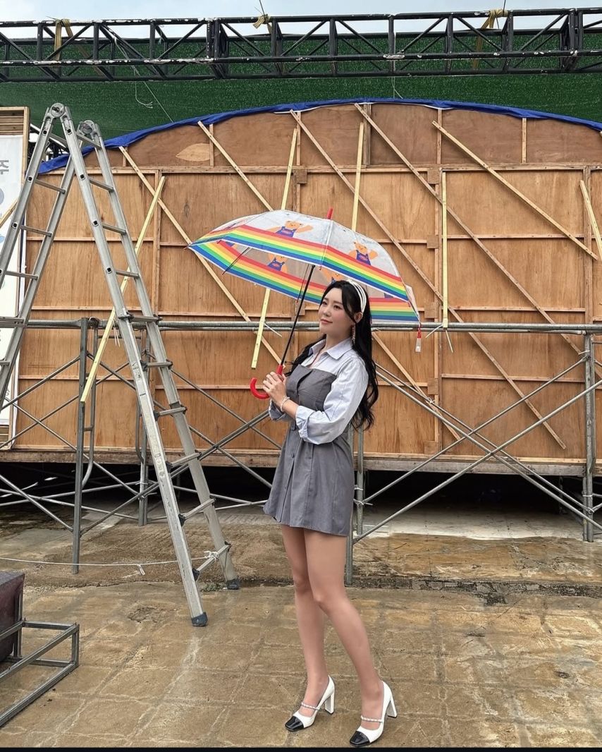 임수현 트롯가수 날씬한 각선미