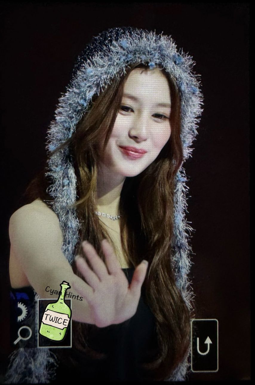 털모자 쓴 콘서트 트와이스 사나 아이컨택