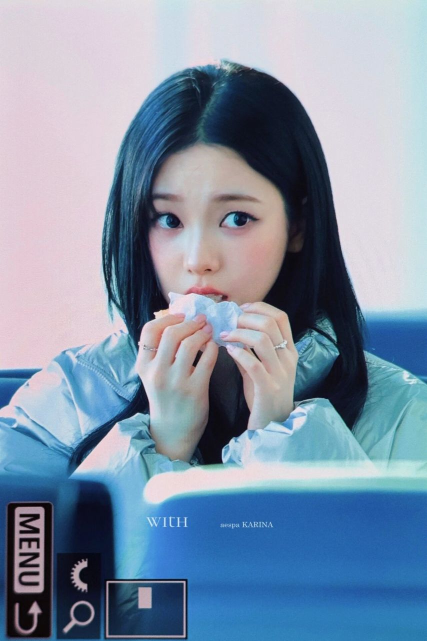 오물오물 혀까지 낼름거리며 도넛 먹는 에스파 카리나