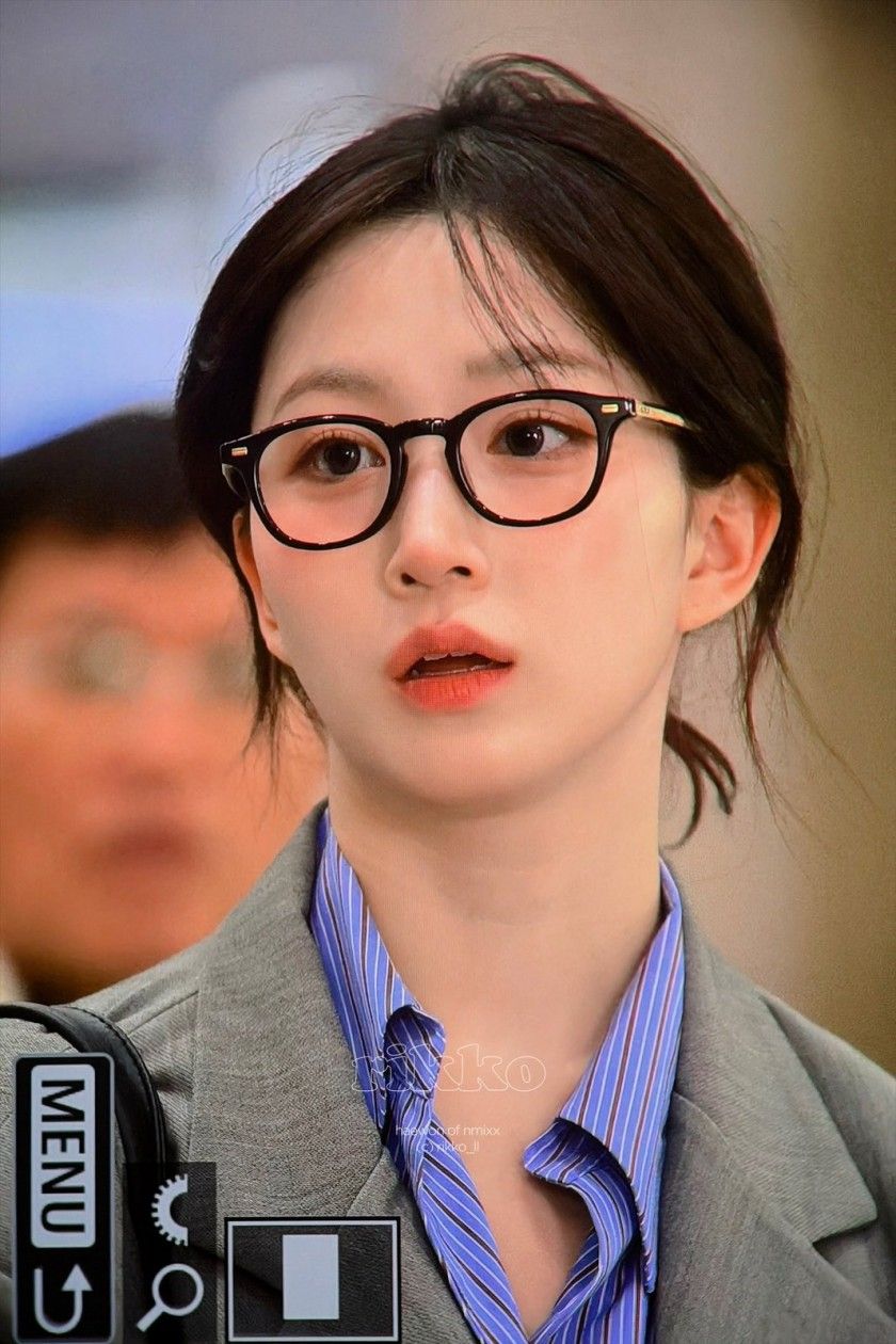 회색 정장자켓 공항패션 스타킹 올 나간거 보여주는 엔믹스 오해원