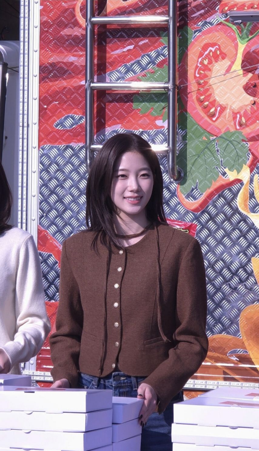 수수한 차림의 르세라핌 카즈하.gif