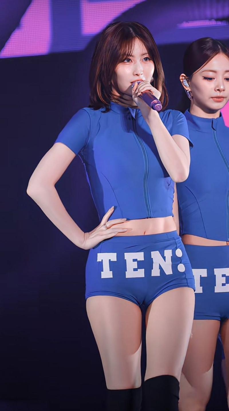 트와이스 모모 - 너무 당겨 입었나?