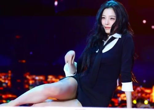 섹시하기까지한 프로미스나인 막내 백지헌 '짧은치마' 무대 (스압)