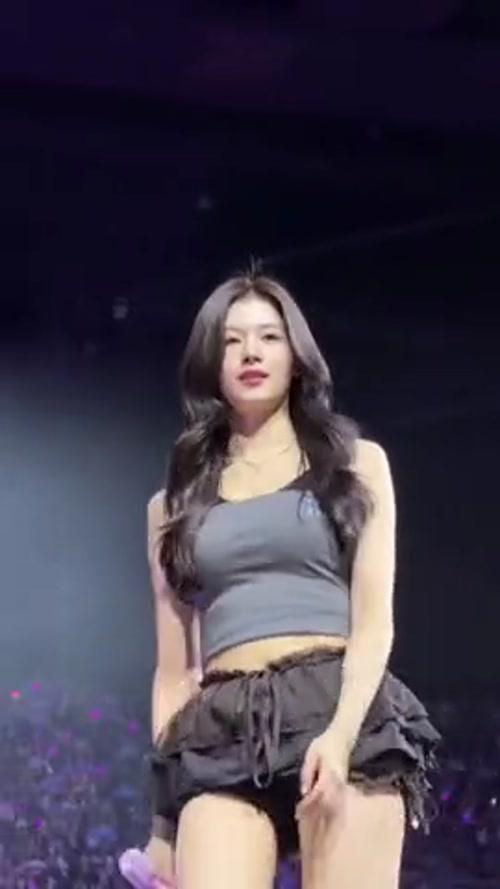 팬들에게 끼부리는 털치마 트와이스 사나