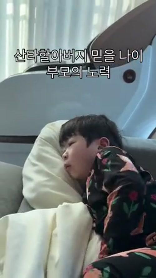 에 몰래 선물놓고가는 산타할아버지 영상을 본 아이.mp4