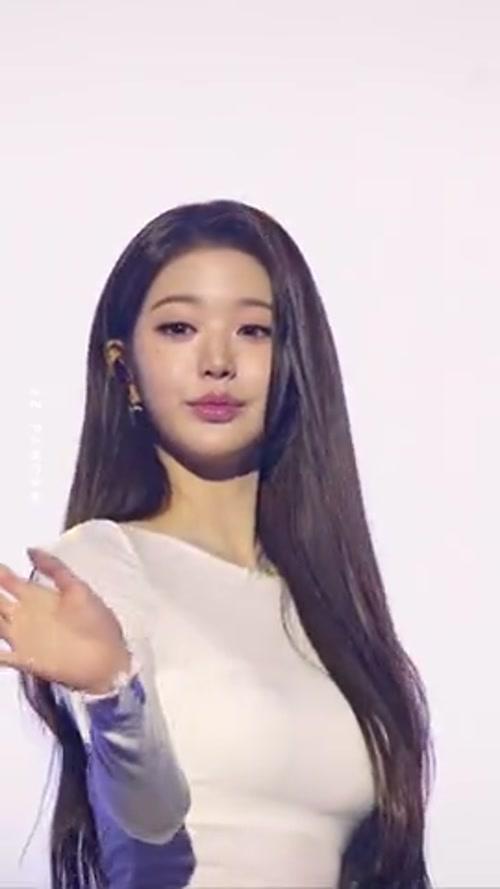 튜브탑 비치는 화이트 시스루 의상 아이브 장원영 손가락 하트