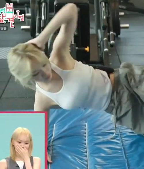 운동하고 안무연습하는 민소매 크롭 르세라핌 김채원