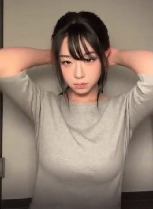 [트리플에스] 포니테일 김채연 묵직하게 솟은 회색 티셔츠 볼륨감.mp4