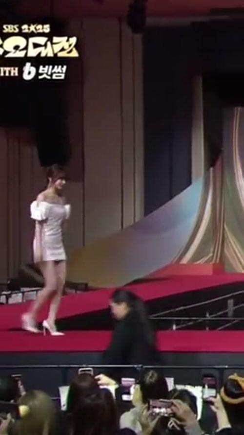 [르세라핌] 하이힐이 불편했지만 그래도 예뻤던 홍은채