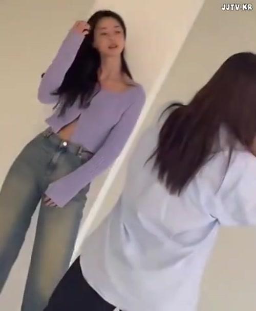 화보 촬영하는 권나라 단추틈 벌어진 니트 노브라(?).mp4