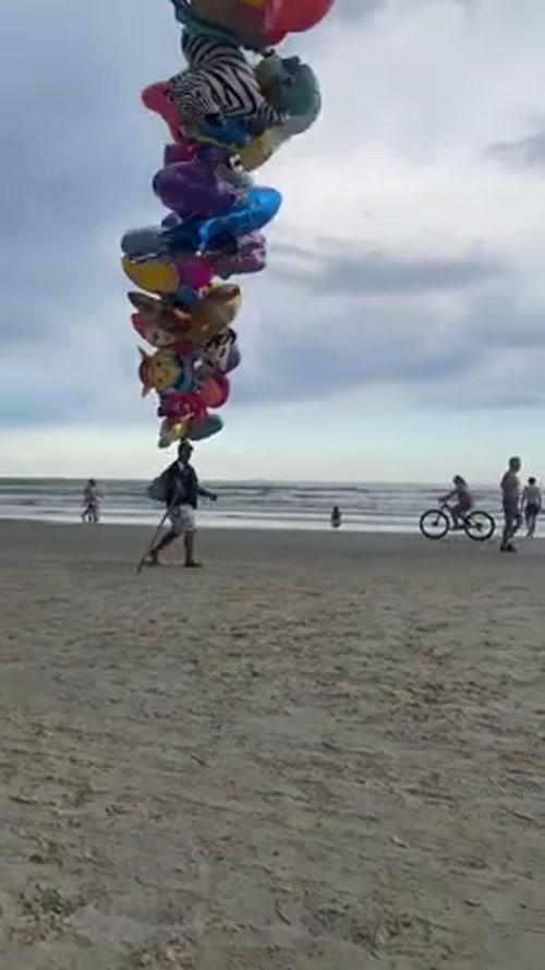 브라질 해변에서 풍선파는 사람.mp4