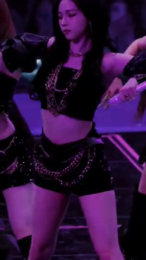 에스파 카리나 가요대전 무대 가죽핫팬츠 떨리는 허벅지