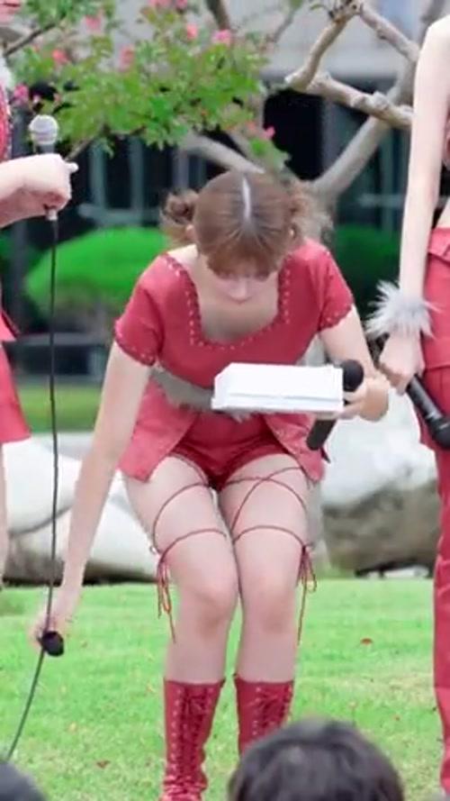 바닥에 떨어진거 줍다가 빨간 가죽탑 숙이며 방심한 아이브 레이.mp4