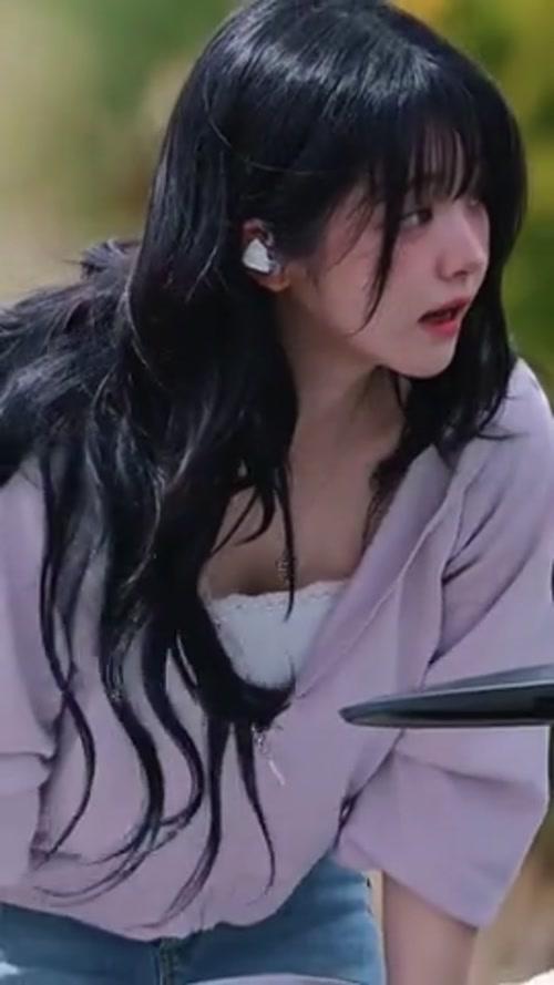 살랑살랑 긴 머리 QWER 쵸단 청바지 살짝 방심 가슴골.mp4