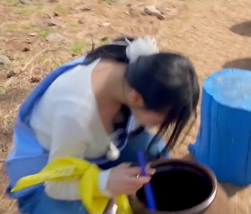 장독대 안을 보다가 흰티 가슴골 ...트리플에스 김채연.mp4