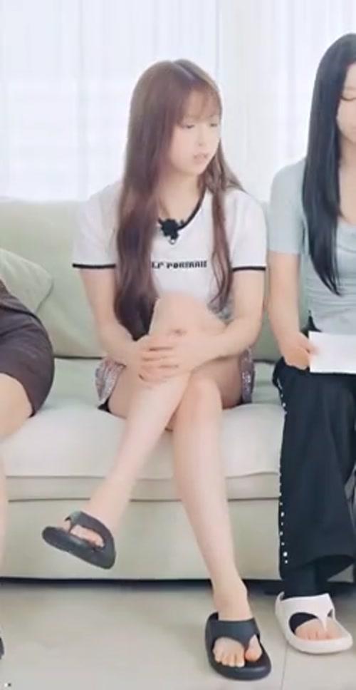 소파에 앉아 있는 엔믹스 지우... 허벅지 틈새.mp4