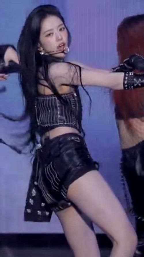 아이브 안유진 원오프솔더 크롭탑 니플패치(?) 노출.mp4