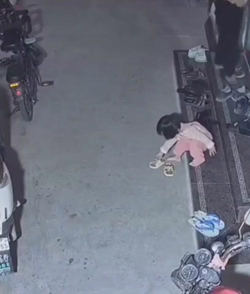 신발을 잘 못 신은 아이